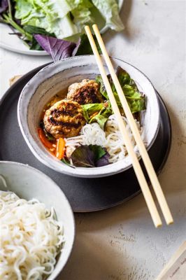  ブンチャー！ハノイの爽やかなハーブと甘い魚醤のハーモニーを奏でる、ベトナム風春雨麺