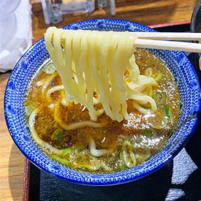   伊予風つけ麺、濃厚な豚骨スープと爽やかな柑橘の香りが織りなす絶品！