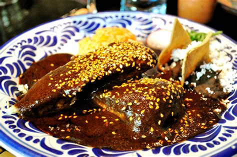  Mole Poblano！メキシコ・サポパンの深い味わい、そしてスパイシーな魔法に酔いしれましょう