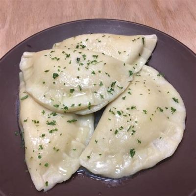  シベリアのピロシキ！ふっくらと焼き上げられた生地とジューシーな具材が織りなす、至福のハーモニーを堪能しよう！