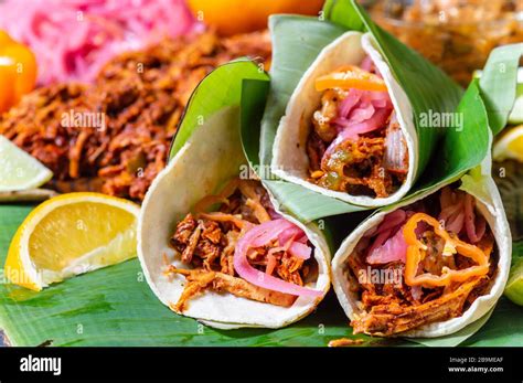  コchinita Pibil！ Yucatan半島の伝統的なローストポークを味わおう